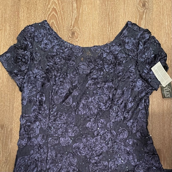 Alex
Evenings
Embellished
Gown Dress size 12 14 Navy Blue or 14P petite - Picture 7 of 16